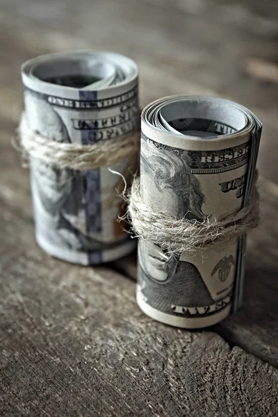 Доллары рулон на деревянном фоне — стоковое фото