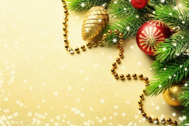 Oyuncaklar ve boncuk kağıt arka plan üzerinde Noel köknar ağacı dalları