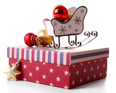 Beyaz arka plan üzerinde izole oyuncaklar ile güzel Noel hediyesi