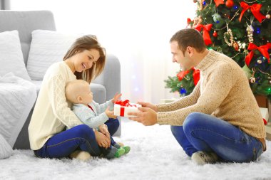 Noel aile portresi evde tatil salonunda.