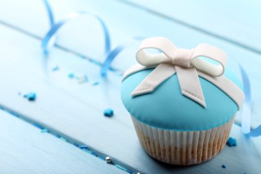 Renk ahşap arka plan üzerinde yay ile lezzetli kek