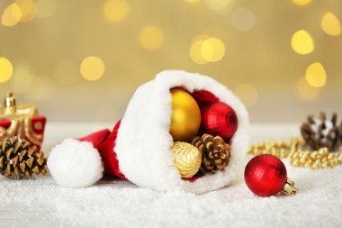 Noel süsleri parlak arka plan üzerinde kırmızı Santa şapkalı yakın çekim