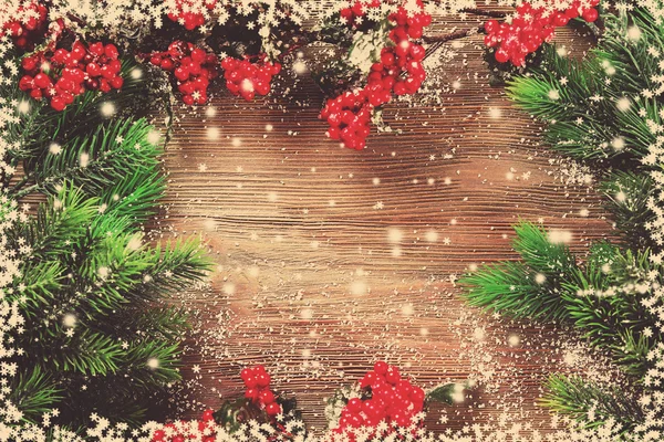 Karácsonyi fenyő fa ágai a berkenye fa tábla — Stock Fotó