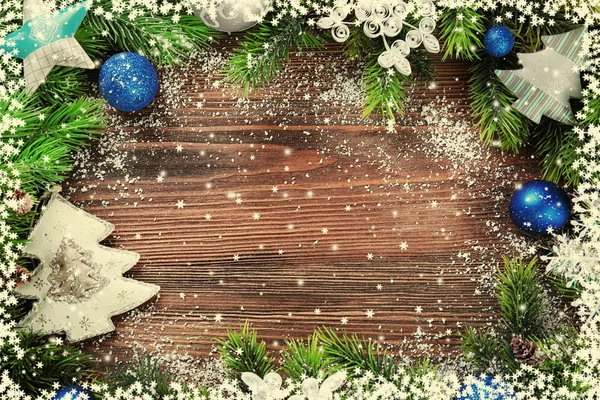 木製のテーブルにおもちゃとクリスマスのモミの木の枝します。 — ストック写真