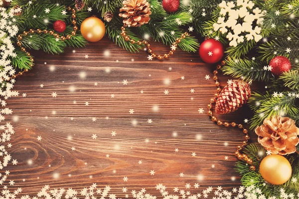 Vánoční strom jedle větví s hračkami na dřevěný stůl — Stock fotografie
