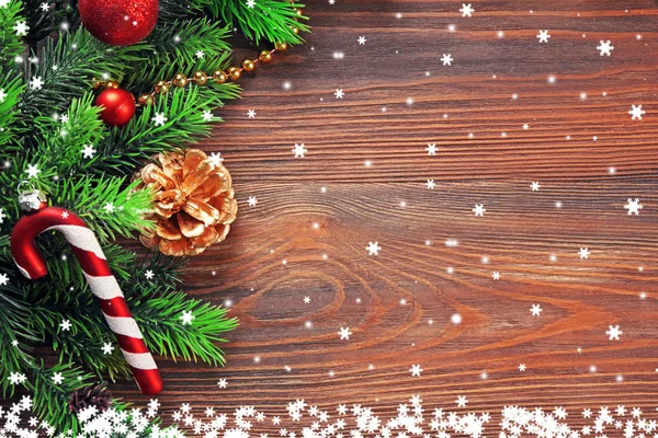 Julgran Gran grenar med leksaker på träbord — Stockfoto