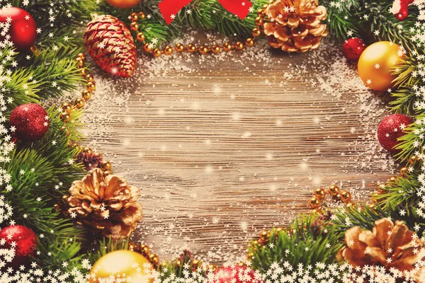Ahşap masa üstünde toys ile Noel köknar ağacı dalları — Stok fotoğraf