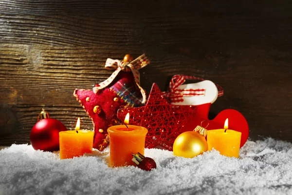 Рождественские аксессуары в снегу — стоковое фото