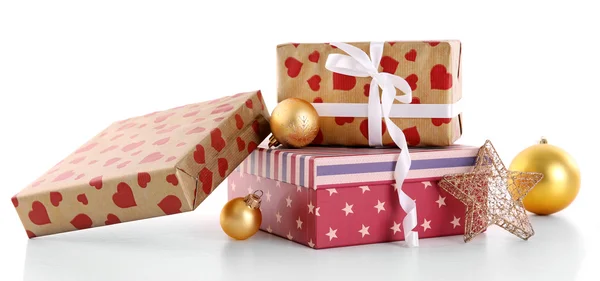 Beyaz arka plan üzerinde izole oyuncaklar ile güzel Noel hediyeleri — Stok fotoğraf