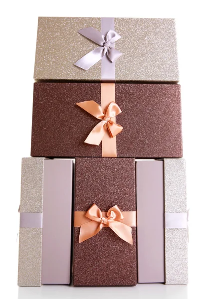 Belos presentes de Natal marrom e prata isolados no fundo branco — Fotografia de Stock