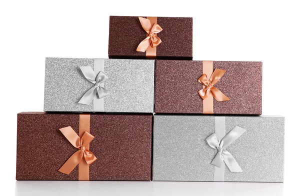 아름 다운 갈색 및 실버 크리스마스 선물을 흰색 배경에 고립 — 스톡 사진