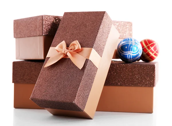 Hermosos regalos de Navidad marrones con juguetes aislados sobre fondo blanco —  Fotos de Stock