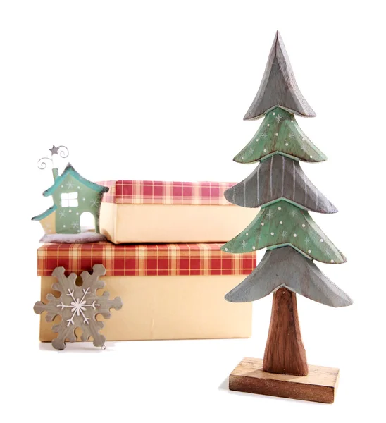 Красиві різдвяні подарунки з іграшками ізольовані на білому тлі — стокове фото