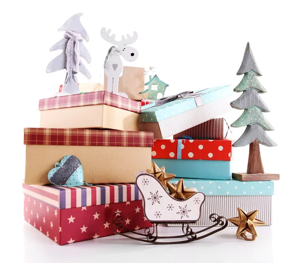 Beyaz arka plan üzerinde izole oyuncaklar ile güzel Noel hediyeleri — Stok fotoğraf
