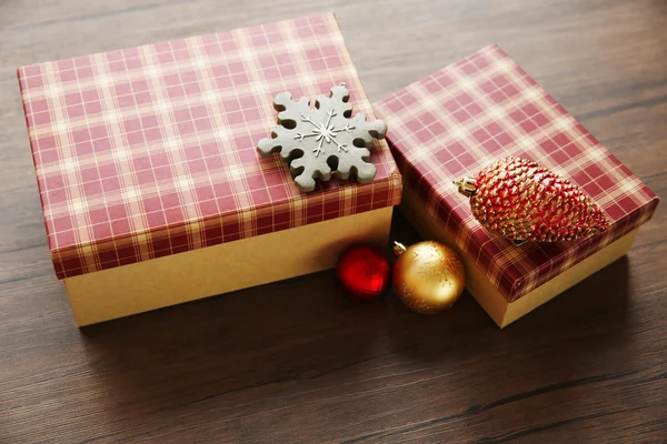 Schachtel mit Weihnachtsspielzeug auf Holzgrund — Stockfoto