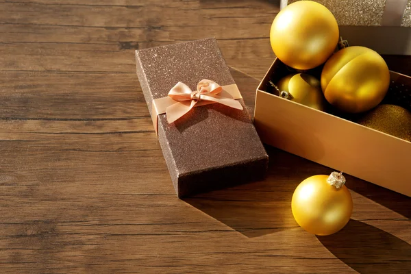 Schachtel mit Weihnachtsspielzeug auf Holzgrund — Stockfoto
