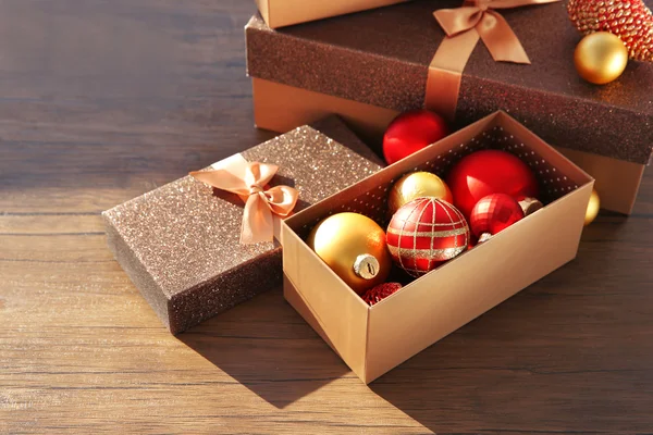 Caixa com brinquedos de Natal em fundo de madeira — Fotografia de Stock