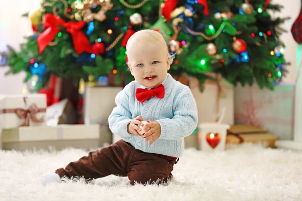 Funny baby nära julgran — Stockfoto