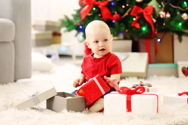 Bebê com caixas de presente e árvore de Natal — Fotografia de Stock