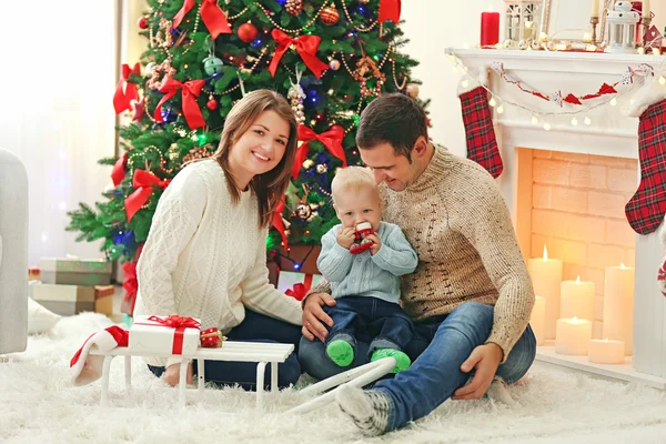 Retrato familiar de Navidad en casa sala de estar de vacaciones —  Fotos de Stock