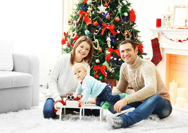 Retrato familiar de Navidad en casa sala de estar de vacaciones — Foto de Stock