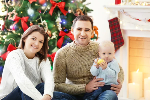 Karácsonyi családi portré otthon nyaralás nappali — Stock Fotó
