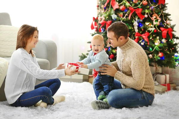 Christmas family portrait in home holiday living room — Stock Photo, Image