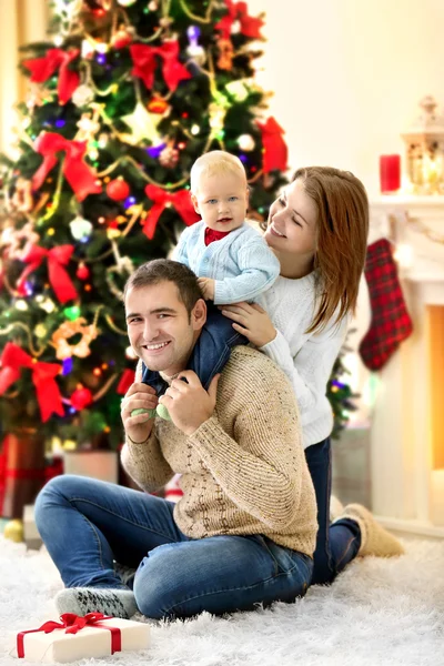 Jul familj porträtt i hem semester vardagsrum — Stockfoto