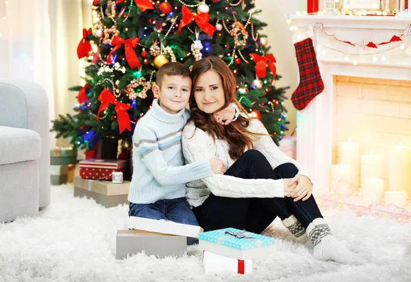 Mãe com filho perto da árvore de Natal — Fotografia de Stock