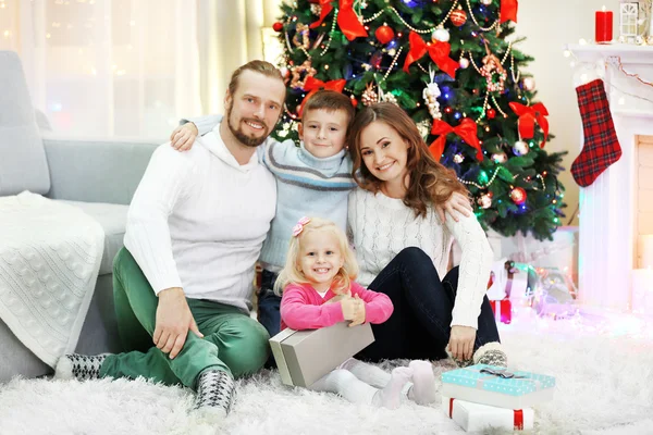 Família de Natal na sala de estar de férias — Fotografia de Stock