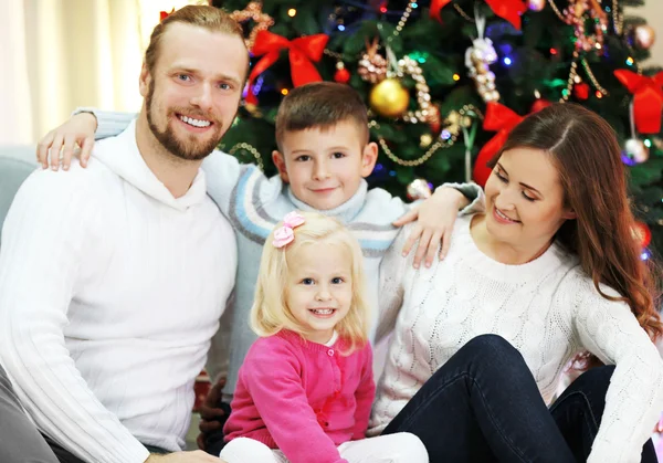 Familia de Navidad en el salón de vacaciones —  Fotos de Stock