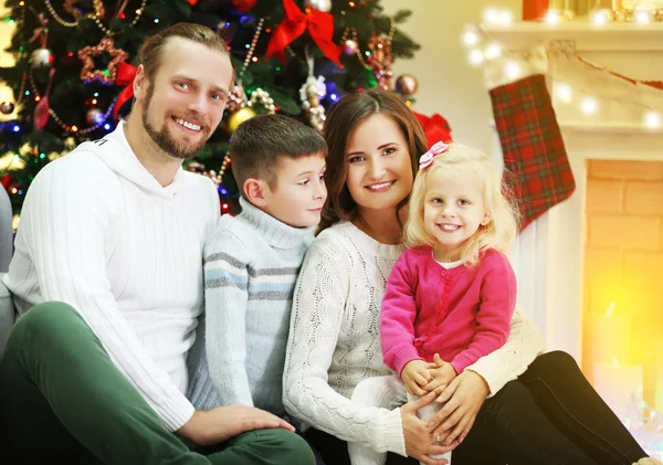 Família de Natal na sala de estar de férias — Fotografia de Stock