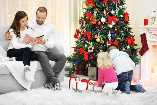 Família de Natal na sala de estar de férias — Fotografia de Stock