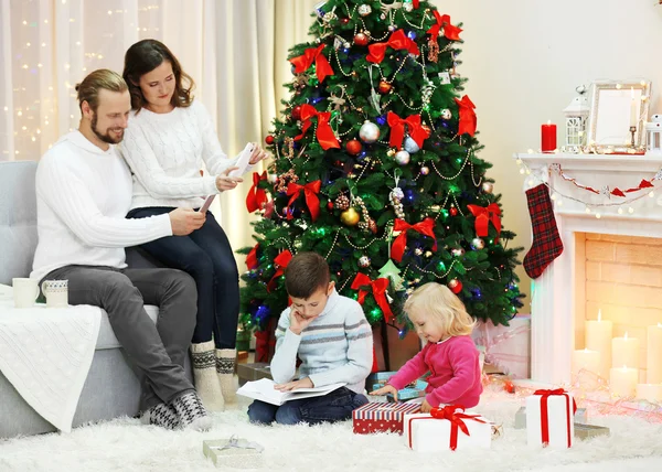 Weihnachtsfamilie im Urlaubs-Wohnzimmer — Stockfoto