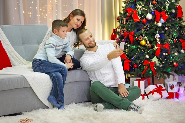 Gelukkige Familie Foto Maken Huis Vakantie Woonkamer — Stockfoto