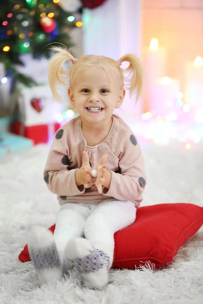 Ragazza divertente nella stanza di Natale — Foto Stock