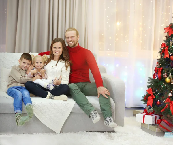 Família de Natal na sala de estar de férias — Fotografia de Stock