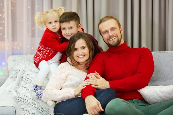 Família de Natal na sala de estar de férias — Fotografia de Stock