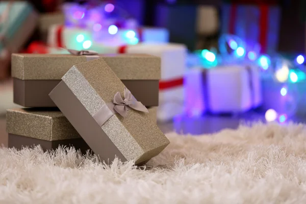 Prachtige geschenkdozen op de vloer, close-up — Stockfoto