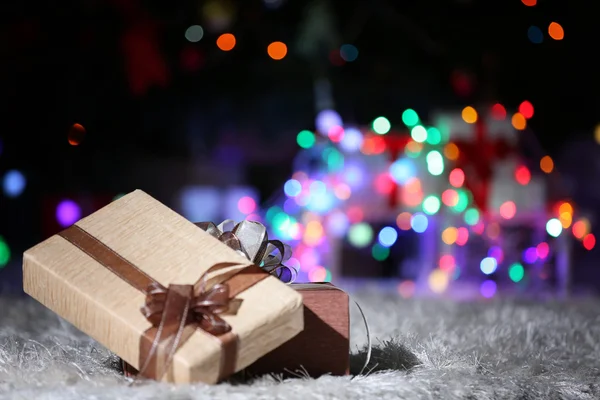 Hermosas cajas de regalo en el suelo, de cerca —  Fotos de Stock