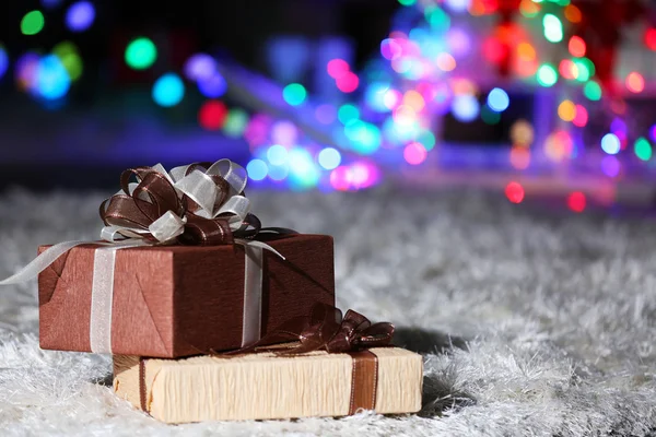 Schöne Geschenkboxen auf dem Boden, Nahaufnahme — Stockfoto
