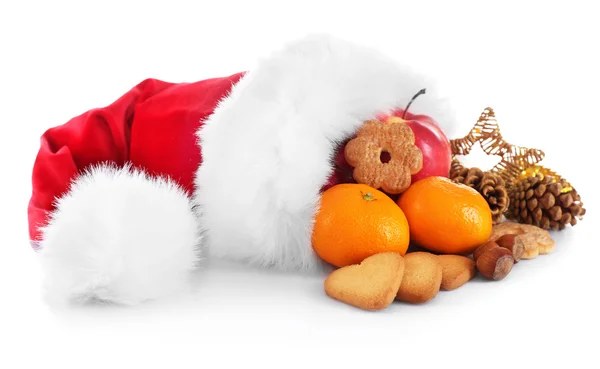 Weihnachtsmütze gefüllt mit Weihnachtsgeschenken, isoliert auf weiß — Stockfoto