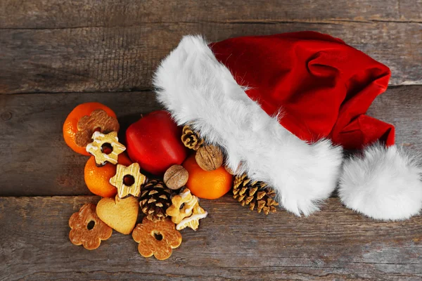 Santa καπέλο γεμάτο με τα χριστουγεννιάτικα δώρα, γκρο πλαν — Φωτογραφία Αρχείου