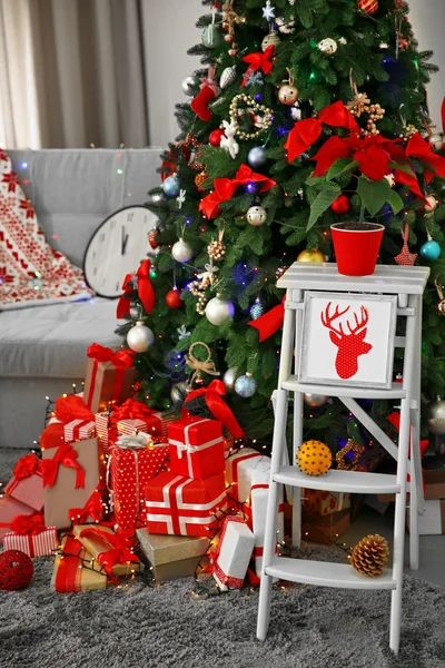 Abeto de Navidad con regalos — Foto de Stock