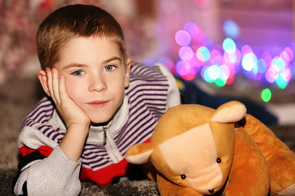 Kleine jongen met teddybeer — Stockfoto