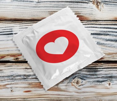 Prezervatif ile ahşap üzerine kalp