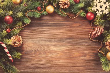 Oyuncaklar ile Noel köknar ağacı dalları 