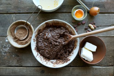Masada çikolatalı pasta yakın çekim için hamur hazırlanıyor