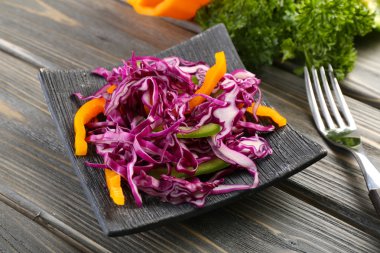 Kırmızı lahana salatası tabak portre görev yaptı.