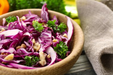 Kırmızı lahana salatası tabak portre görev yaptı.
